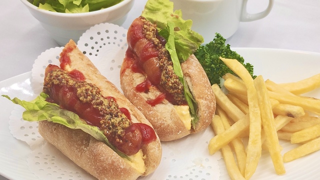 たまごとソーセージのホットドッグ